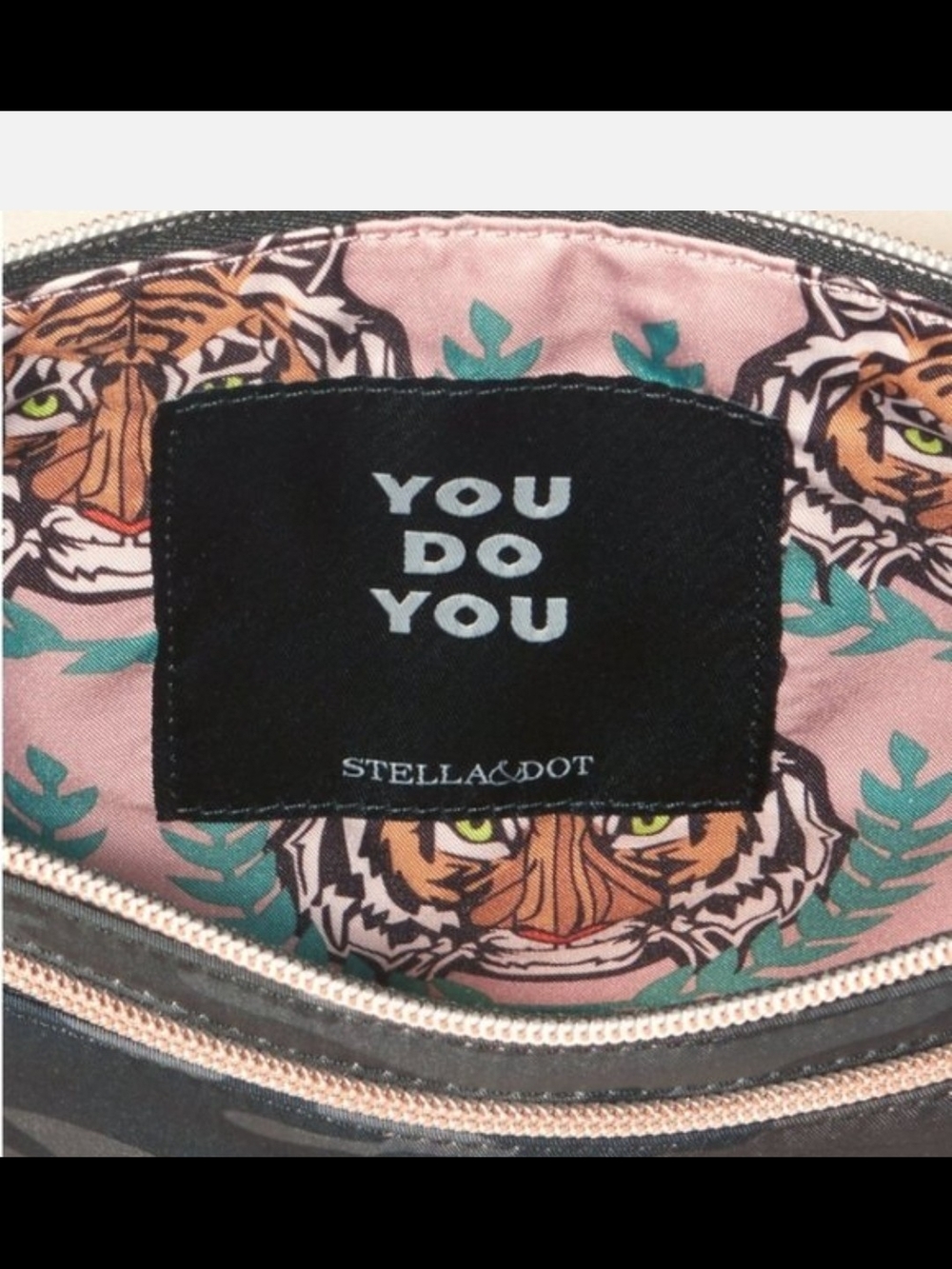 Stella & Dot The Lady Boss Crossbody Bag In Camo with Pink Strap NWT - Picture 4 of 13
